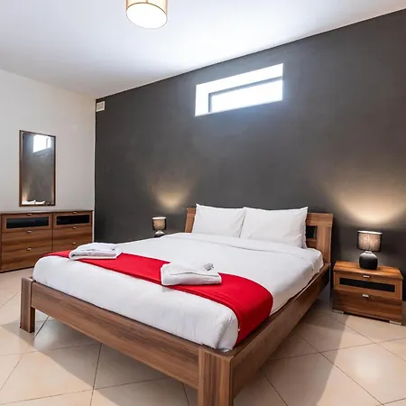 Mandalay Cozy & Affordable With Patio